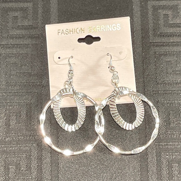 👋 3/$15 Fashion Earrings dangling Hoops 🔥 - Picture 2 of 5